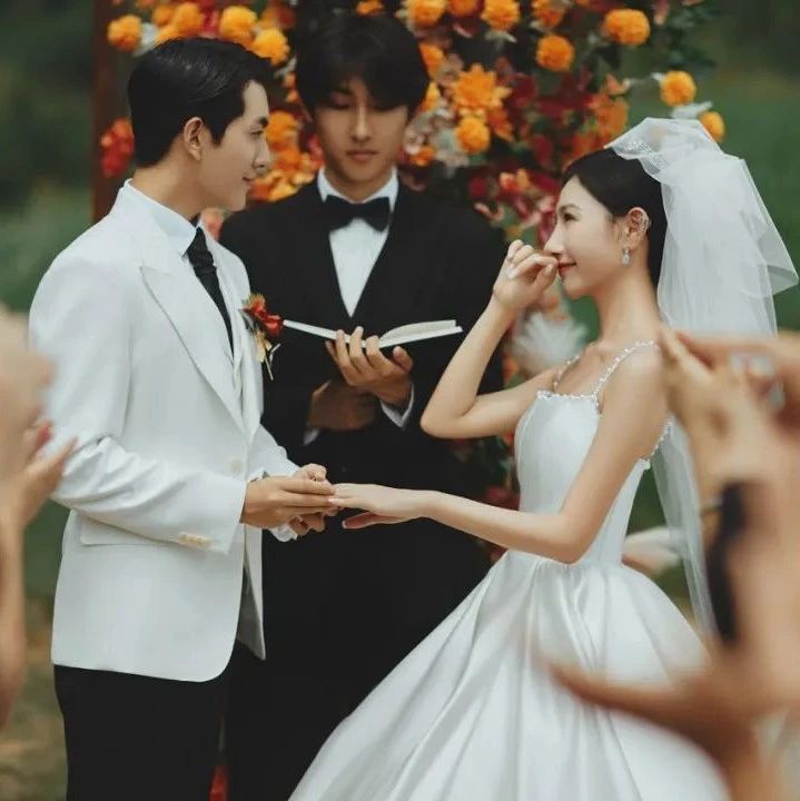 想必很多爸爸妈妈都在苦恼婚礼当天的发言吧，给大家整理好模板了，直接拿去用~