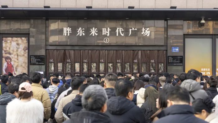 胖东来员工结婚不允许依靠父母积蓄买房买车，不允许收取或支付彩礼嫁妆，给双方家庭造成经济压力和精神包袱。