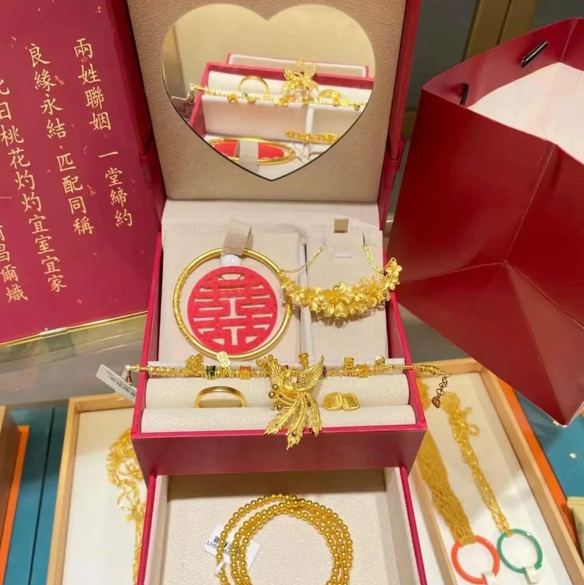 “五一”婚庆市场黄金周再度袭来！婚恋机构咨询量翻倍增长，四大金刚档期排至6月份……婚嫁经济持续“加热”中。