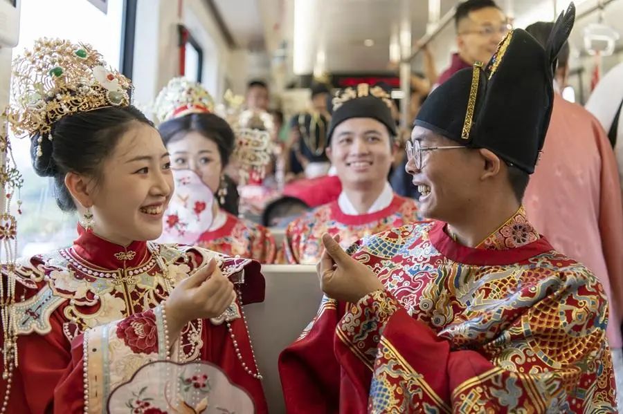 随着年轻人对婚礼的理解愈发开放与创新，不少人开始“爆改”婚礼，婚礼不再是传统的仪式，而是一场充满惊喜与欢乐的奇幻派对。
